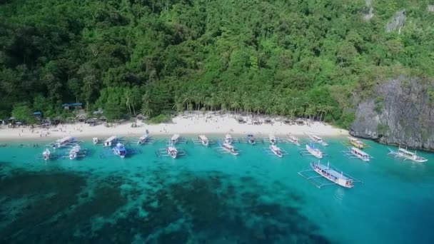 パラワンの7つのコマンドビーチ 観光地 フィリピンのエルニドでのツアーA 澄んだターコイズブルーの水と穏やかな白い砂浜 背景にヤシの木の岩の形成 ドローン — ストック動画
