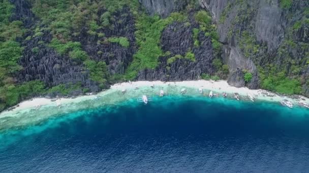 巴拉望海滩 观光地点 在菲律宾El Nido的C之旅 宁静的白色沙滩 碧绿的水 背景中的岩石形成 — 图库视频影像