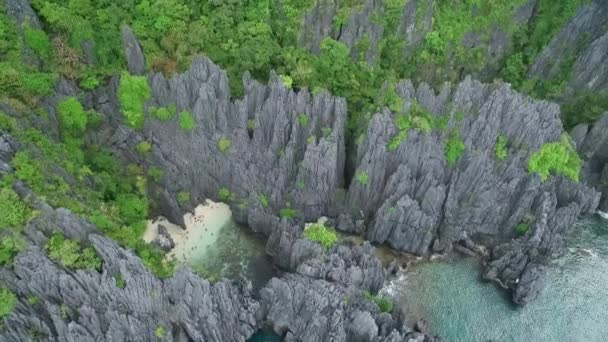 パラワンの秘密のビーチ 観光地 フィリピンのエルニドでのツアーC 澄んだターコイズブルーの水と穏やかな白い砂浜 背景にある岩の形成 ドローン — ストック動画