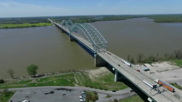 Hernando Soto Bridge Memphis Mississippi River Trafic Background 아칸소와 테네시 — 비디오