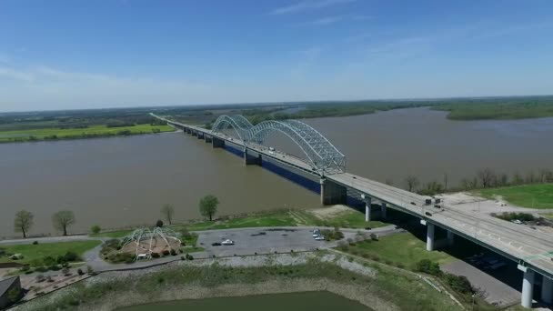 孟菲斯密西西比河Hernando Soto桥 背景悲惨 阿肯色州和田纳西线龙哥 — 图库视频影像