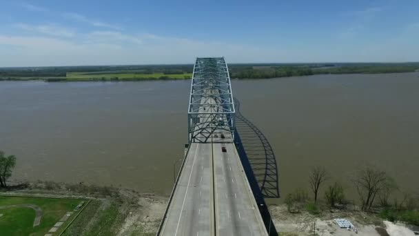 ミシシッピ川のヘルナンド ソト橋 背景の交通 アーカンソー テネシー線 ドローン — ストック動画
