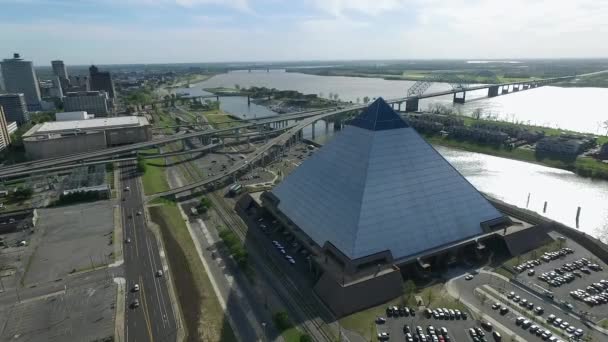Memphiská Pyramida Pozorovací Paluby Cityscape Tennessee Řeka Mississippi Doprava Pozadí — Stock video