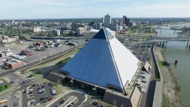 孟菲斯金字塔和观测甲板 田纳西州的城市景观密西西比河 背景中的悲剧 Hernando Soto桥 — 图库视频影像