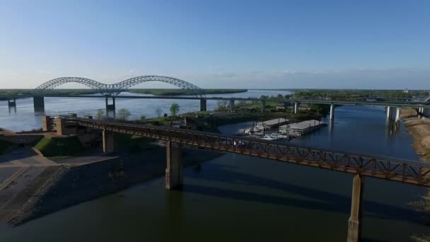 田纳西州孟菲斯市的风景建筑与天际线 密西西比河和Hernando Soto桥 背景中的悲剧 — 图库视频影像