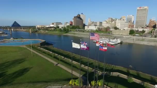 田纳西州孟菲斯市莫德岛公园飘扬的旗帜 Hernando Soto桥和密西西比河背景 — 图库视频影像