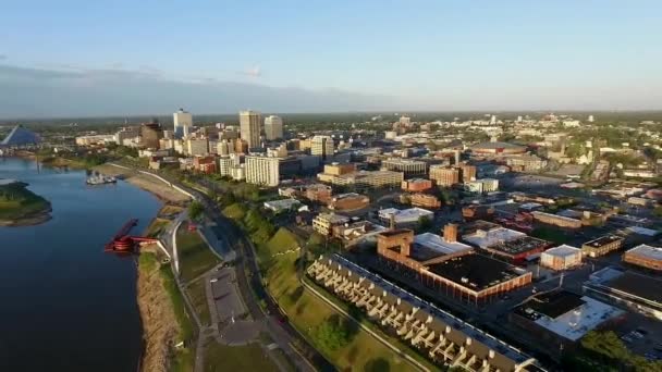 Stadtbild Von Memphis Tennessee Mississippi River Trafic Hintergrund Sonnenuntergang Drohne — Stockvideo