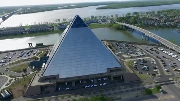Μέμφις Πυραμίδα Και Cityscape Στο Τενεσί Ποταμός Μισισίπι Trafic Γέφυρα — Αρχείο Βίντεο