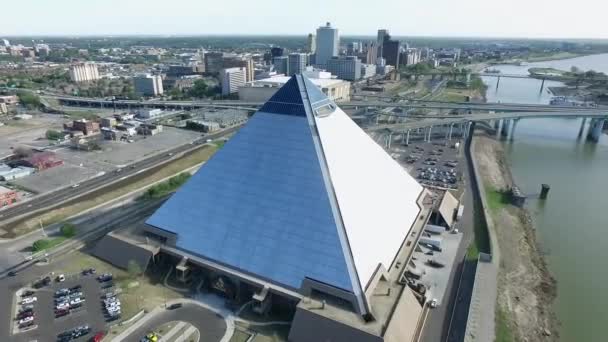 田纳西州的孟菲斯金字塔和城市景观密西西比河 背景中的悲剧 Hernando Soto桥 — 图库视频影像