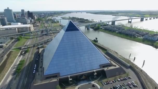 Піраміда Мемфіса Cityscape Теннессі Міссісіпі Рівер Трафік Фоні Міст Ернандо — стокове відео