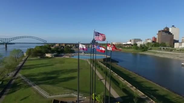 田纳西州孟菲斯市莫德岛公园飘扬的旗帜 Hernando Soto桥和密西西比河背景 — 图库视频影像