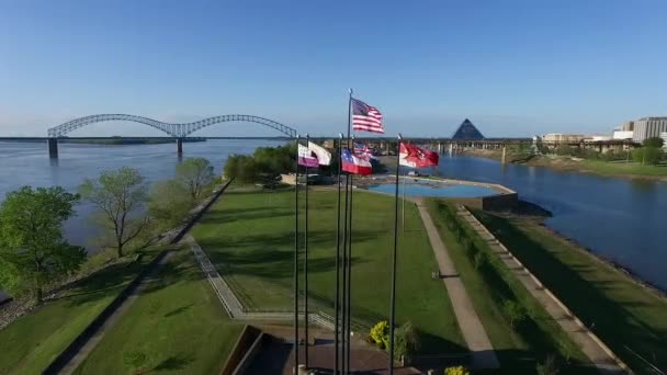 Acenando Bandeiras Mud Island River Park Memphis Tennessee Ponte Hernando — Vídeo de Stock