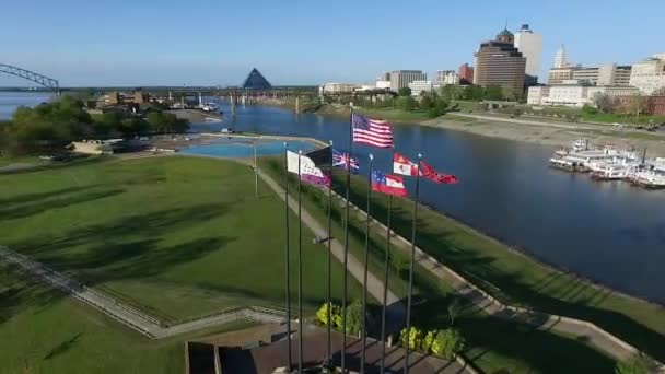 Розмахуючи Прапори Парку Річки Мад Айленд Мемфіс Теннессі Ернандо Сото — стокове відео