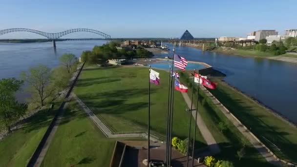 Розмахуючи Прапори Парку Річки Мад Айленд Мемфіс Теннессі Ернандо Сото — стокове відео