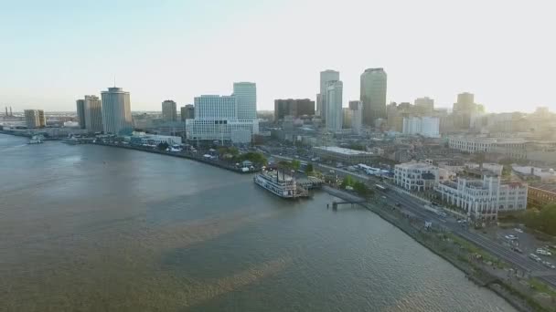 ルイジアナ州ニューオーリンズ市の景観 背景にはシティスカイライン ミシシッピ川とスティームボートナチェズ 日没の光 ドローン — ストック動画