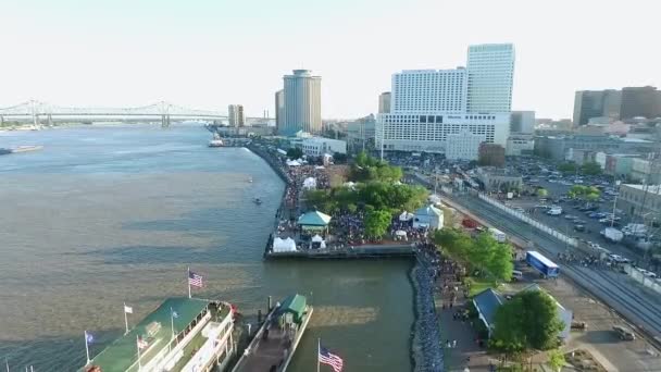 ルイジアナ州ニューオーリンズ市の景観 ミシシッピ川蒸気船ナチェズシティスカイラインを背景に ドローン — ストック動画