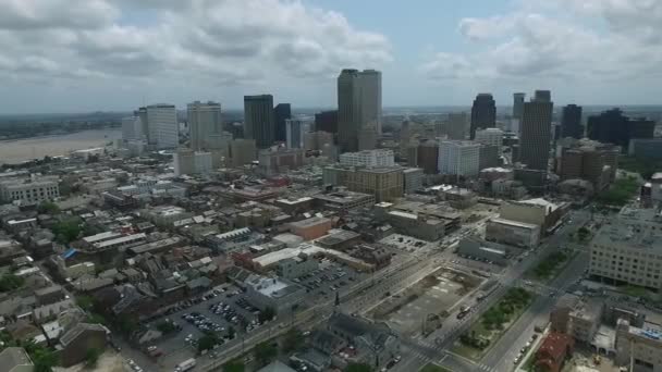 ニューオーリンズルイジアナシティスカイラインとシティスカイラインを背景に 曇った空 ドローン — ストック動画