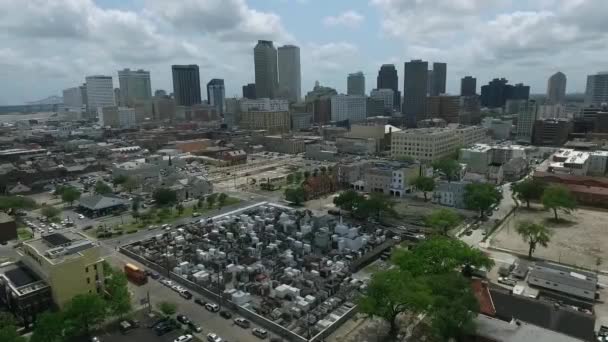 Louis Kyrkogård New Orleans Stadsbilden Louisiana Stad Skyline Bakgrunden Drönare — Stockvideo