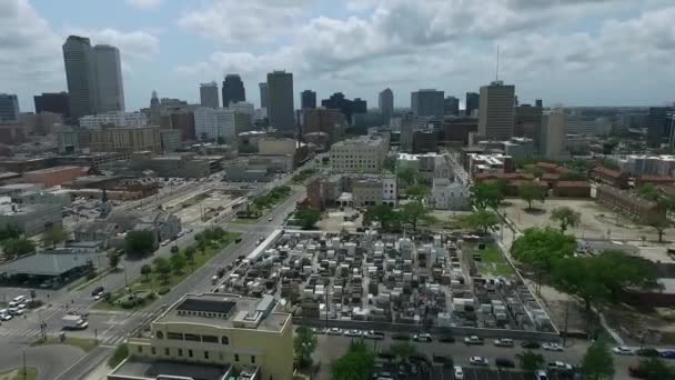 新奥尔良的圣路易斯第一公墓 路易斯安那州的城市景观 背景中的城市天际线 — 图库视频影像