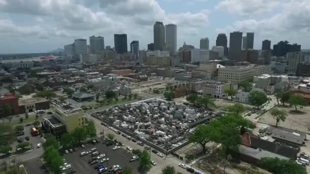 新奥尔良的圣路易斯第一公墓 路易斯安那州的城市景观 背景中的城市天际线 — 图库视频影像