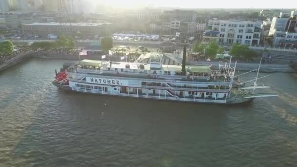 ルイジアナ州ニューオーリンズ市のスティームボート ナチェズ ミシシッピ川市のスカイラインを背景に フランスのクオーター音楽祭サンセットライト ドローン — ストック動画
