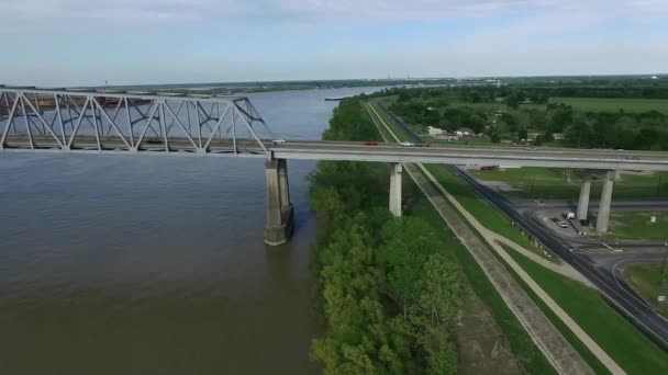 Jembatan Memorial Veterans Louisiana Sungai Mississippi Background Drone — Stok Video