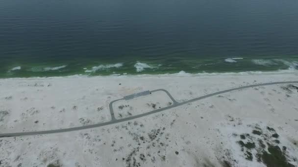 Praia Mar Com Estrada Estacionamento Pensacola Beach Flórida Início Primavera — Vídeo de Stock