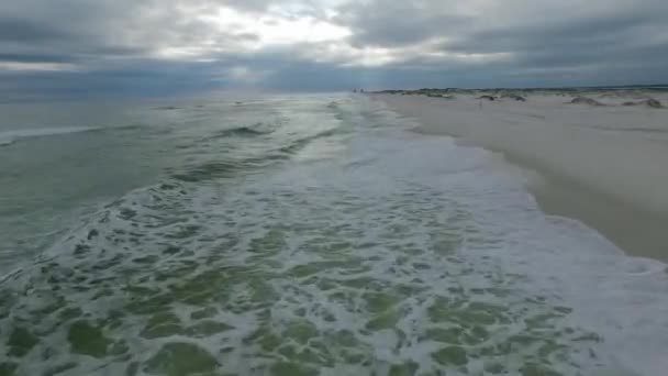 清空彭萨科拉海滩和大海背景 佛罗里达 墨西哥湾 两个人的背景 — 图库视频影像