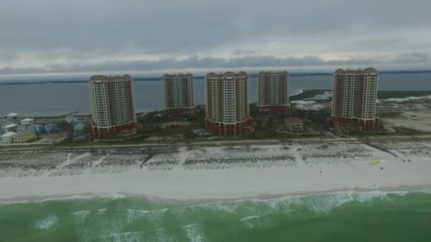 フロリダの空のペンサコーラビーチ 背景にあるポルトフィーノタワー メキシコ湾 ドローン — ストック動画