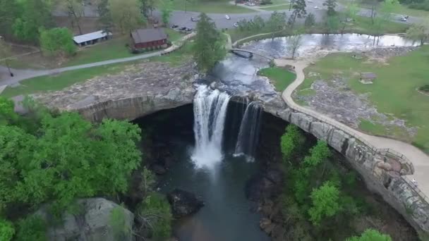 阿拉巴马的Noccalula Falls公园和营地 Gadsden 美丽的风景 — 图库视频影像