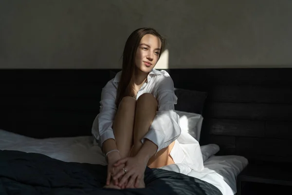 Schöne Junge Mädchen Sitzen Auf Dem Bett Schlafzimmer Morgensonne Und — Stockfoto