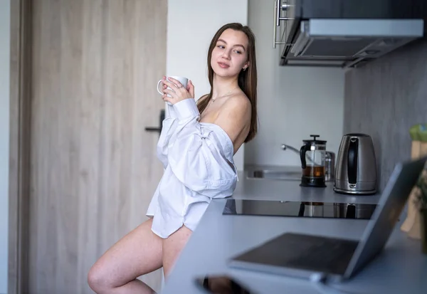 Gyönyörű Fiatal Lány Áll Konyhában Kávézik Reggeli Rutin Fehér Inget — Stock Fotó