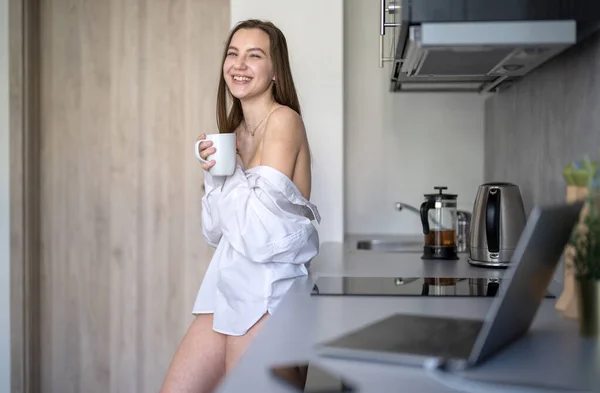 Güzel Genç Kız Mutfakta Duruyor Kahve Içiyor Sabah Rutini Beyaz — Stok fotoğraf