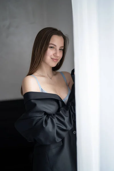 Mavi Sütyen Siyah Ceket Giyen Güzel Genç Kız Pencereden Bakıyor — Stok fotoğraf