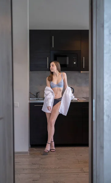Schöne Junge Mädchen Steht Der Küche Morgenroutine Weißen Hemden Und — Stockfoto
