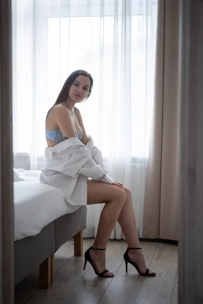 Gyönyörű Fiatal Lány Viselő Kék Melltartó Fehér Ing Ágyon Hálószobában — Stock Fotó
