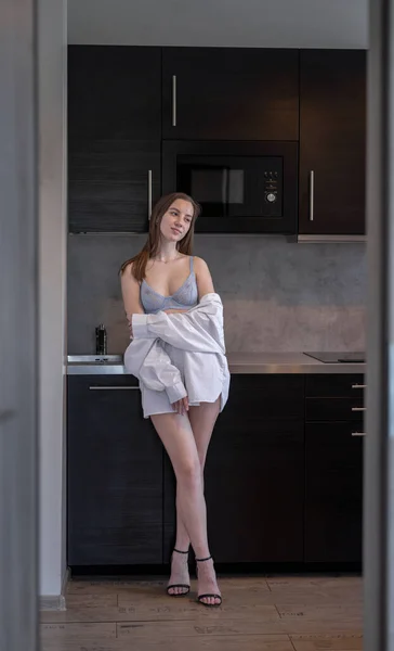 Schöne Junge Mädchen Steht Der Küche Morgenroutine Weißen Hemden Und — Stockfoto