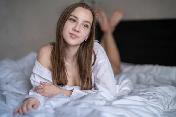 Красива Молода Дівчина Лежить Ліжку Спальні Носіть Білі Сорочки Портрет — стокове фото