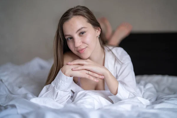 Красива Молода Дівчина Лежить Ліжку Спальні Носіть Білі Сорочки Портрет — стокове фото