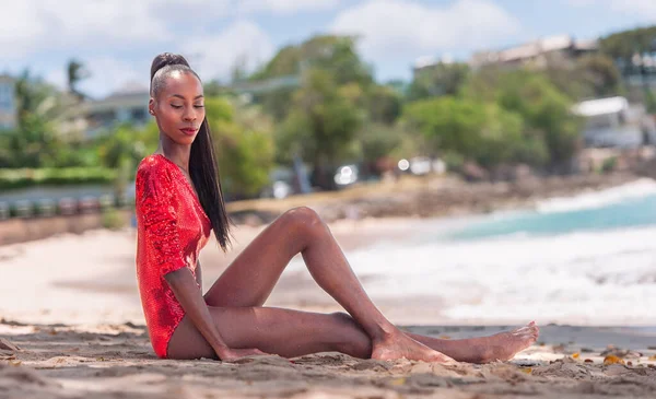 Retrato Bela Adolescente Adulta Caribenha Barbados Vestindo Biquíni Vermelho Sentado — Fotografia de Stock