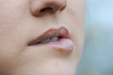 Genç ergen yüzü ve dudakları. Seksi ve Azgın Yüz İfadesi