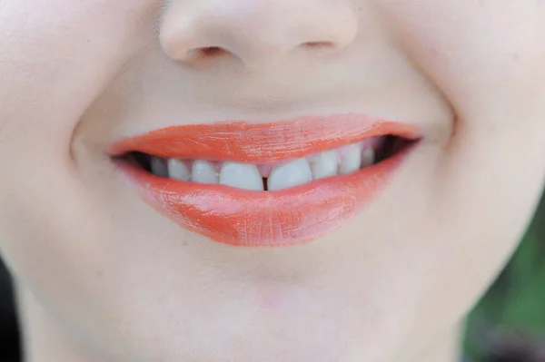 Jovem Adolescente Lábios Adultos Sorriso Feliz — Fotografia de Stock