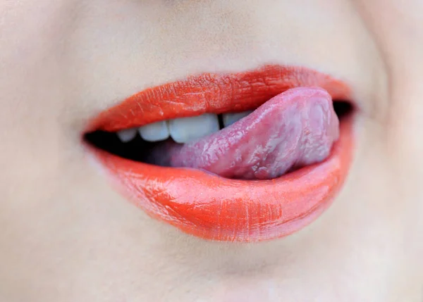 Jonge Volwassen Tiener Gezicht Lippen Blij Tong Uit — Stockfoto