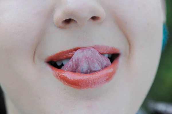 Молодой Подросток Лицом Губами Счастлива Tongue Out — стоковое фото