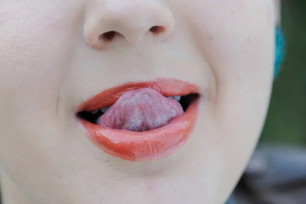 Jovem Adolescente Lábios Adultos Feliz Língua Para Fora — Fotografia de Stock
