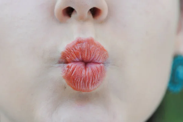 Giovane Adulto Giovanissima Faccia Labbra Segno Bacio — Foto Stock