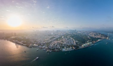 İstanbul panorama fotoğrafı, Türkiye. İstanbul Kanalı 'nın yanı sıra Boğaz Kanalı. Gün batımı zamanı. Arka planda şehir manzarası. Drone Bakış Açısı.