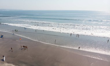 Endonezya, Bali 'deki plaj. Badung Şehri. Arkaplanda Okyanus Suyu ve Turistler. Turistler ve yerel halk arasında popüler bir nokta. Tatil