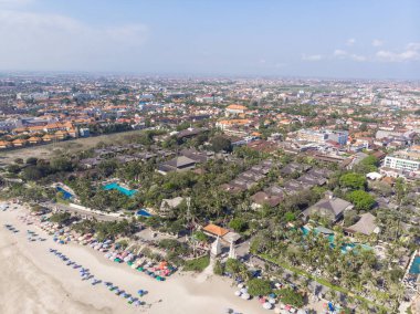 Endonezya, Bali 'deki plaj. Badung Şehri. Arka planda Okyanus Suyu ve Palmiye Ağaçları. Turistler Arasında Popüler Leke