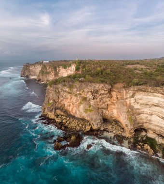 Felice Sunset Point, Bali, Endonezya 'da. Hint Okyanusu ve Kayalıklar Arkaplanda